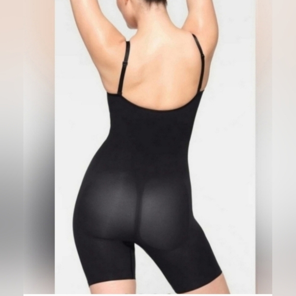SKIMS BLACK SEAMLESS SCULPTING MID THIGH BODYSUIT Body shaper Large NWOT - Picture 3 of 6